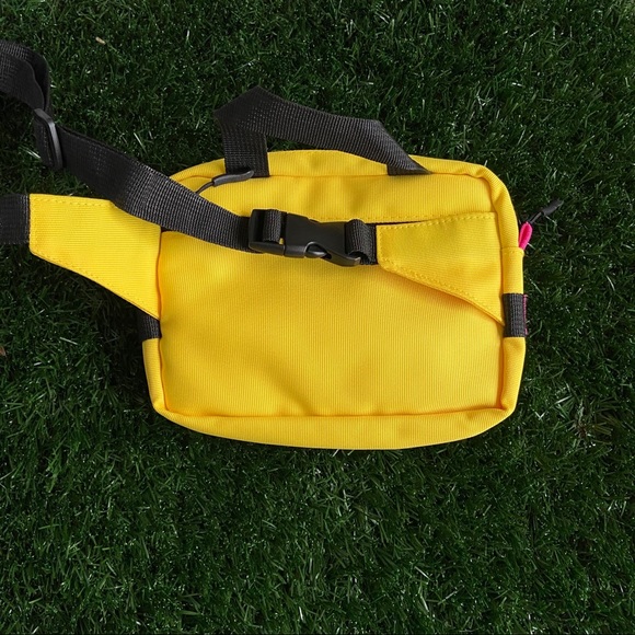 yellow super VIP GOLF LE FLEUR* fanny pack/bag!! - Picture 2 of 5